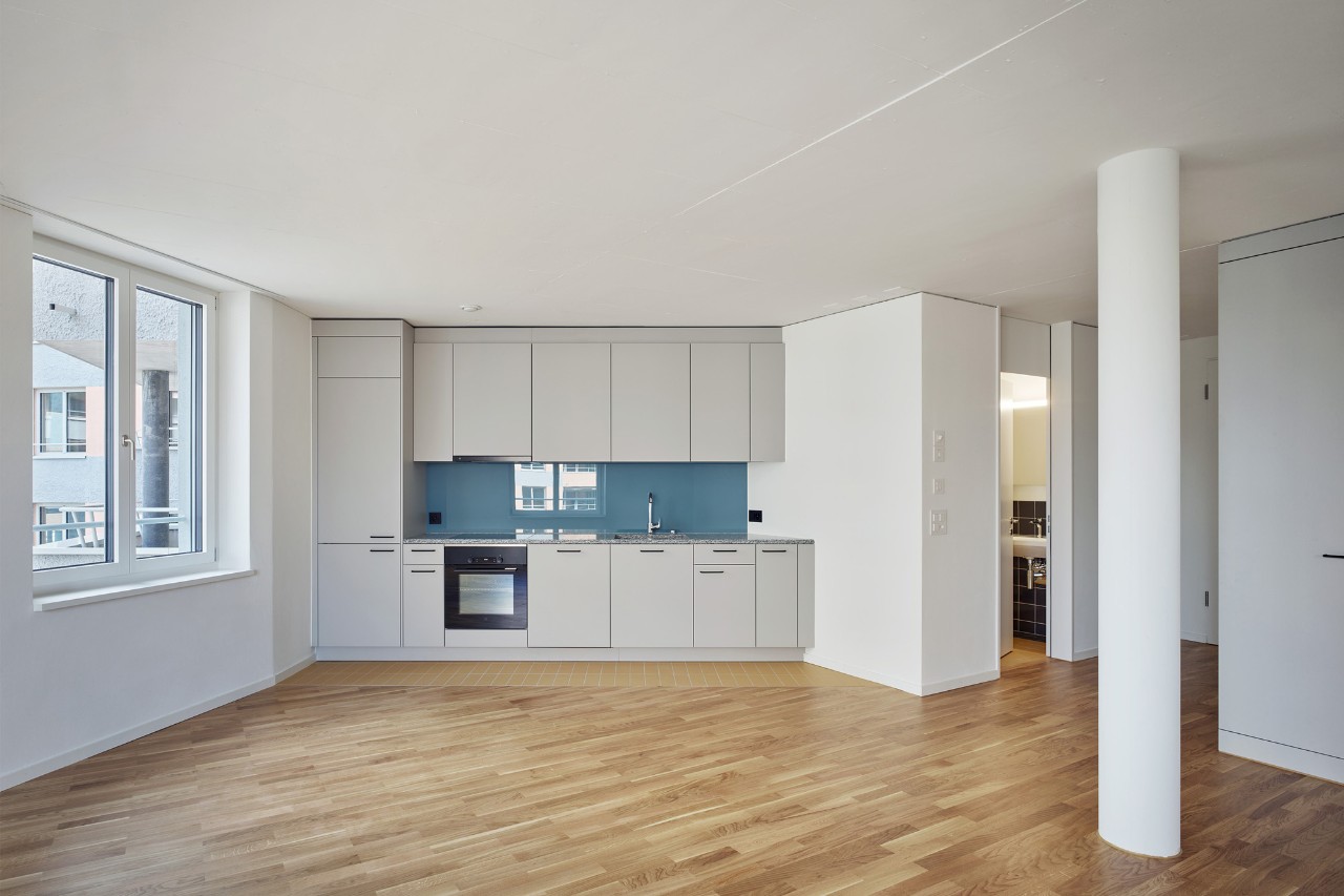Wohn- und Essbereich 2.5-Zimmer-Wohnung Wohnhaus B (Bild: Karin Gauch und Fabien Schwartz, Zürich)